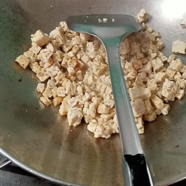 Goreng tempe yang sudah di marinasi. Goreng hingga kecoklatan lalu sisihkan.