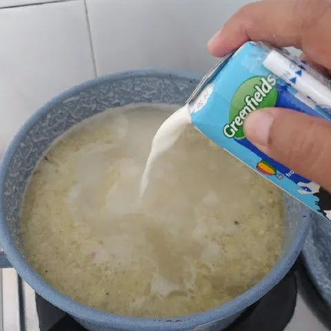 Masukkan susu cair, masak sampai mendidih (±10 menit).