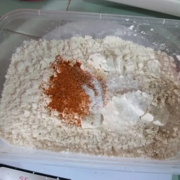Siapkan tepung pelapis, campurkan tepung dengan semua bumbu.