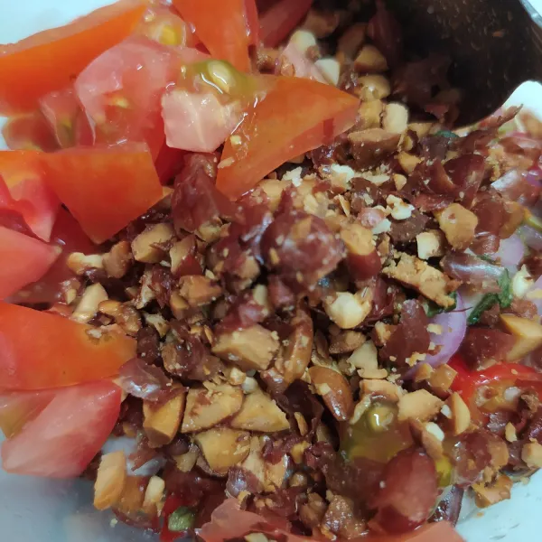 tambahkan potongan tomat dan taburan kacang tanah. siap disajikan dengan keripik singkong