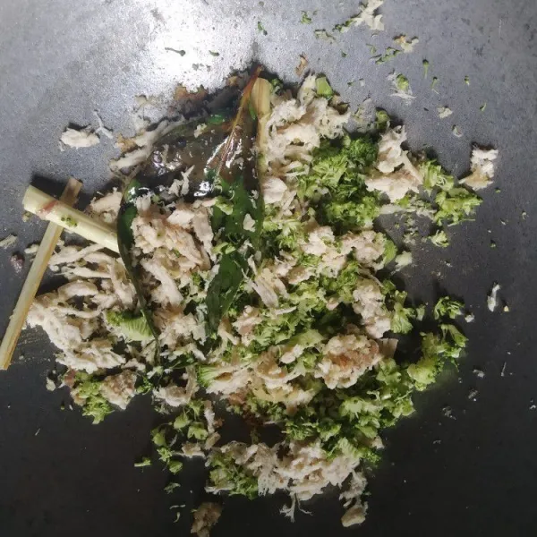 Masukkan ayam suwir dan brokoli cincang, aduk rata.