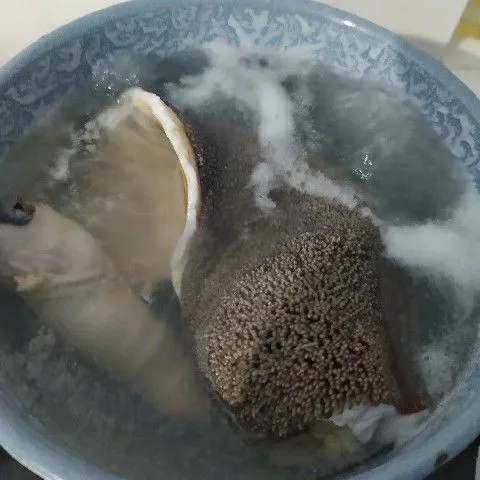 Rebus babat dalam air mendidih selama 5 menit, kemudian matikan kompor, tutup rapat jangan dibuka selama 30 menit. Kemudian rebus lagi babat selama 20 menit atau sampai empuk. Kemudian potong-potong sesuai selera.