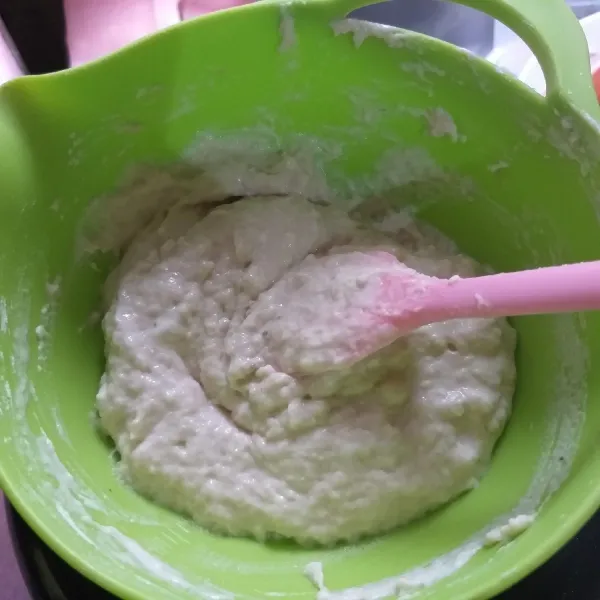 Campurkan tepung dan bumbu-bumbu, kemudian masukkan udang yang sudah dihaluskan, aduk merata.