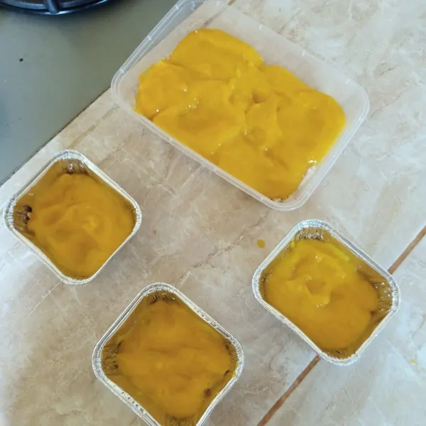 Tumpuk dengan mangga yang sudah dihaluskan.