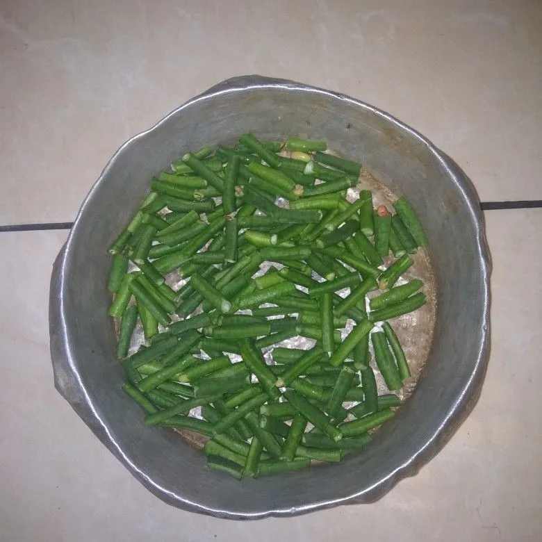 Step 1 Oseng Kacang dan Toge