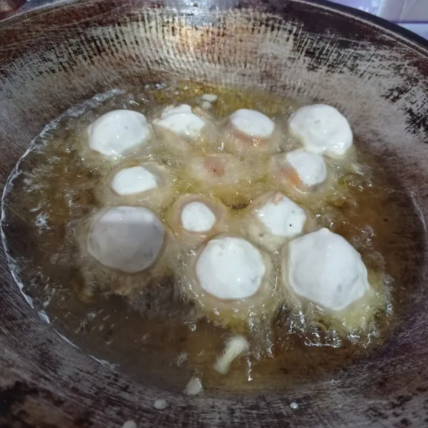 Goreng dalam minyak panas sampai berwarna kuning kecoklatan.