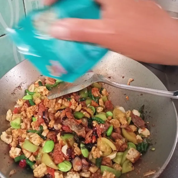 Terakhir masukkan kecap secukupnya. Sajikan.