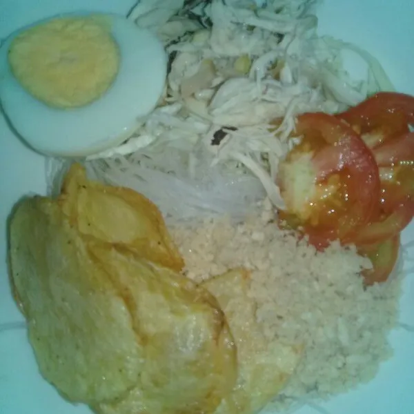 Penyajian : Siapkan mangkuk lalu tata soun dan kol paling bawah, diatasnya tata tomat, daging ayam, koya, keripik kentang, telur rebus.