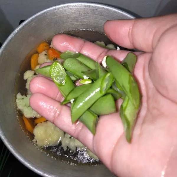 Masak air hingga mendidih, kemudian masukkan wortel terlebih dahulu kemudian kembang kol dan buncis.