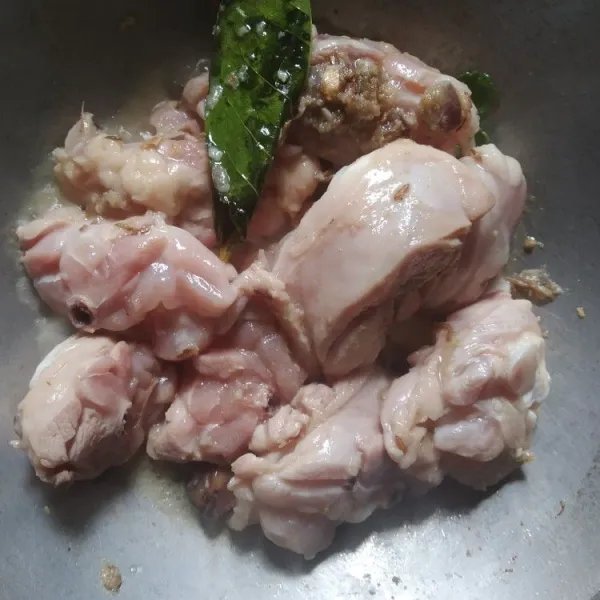 Masukkan ayam, aduk rata. Masak sebentar hingga ayam berubah warna.