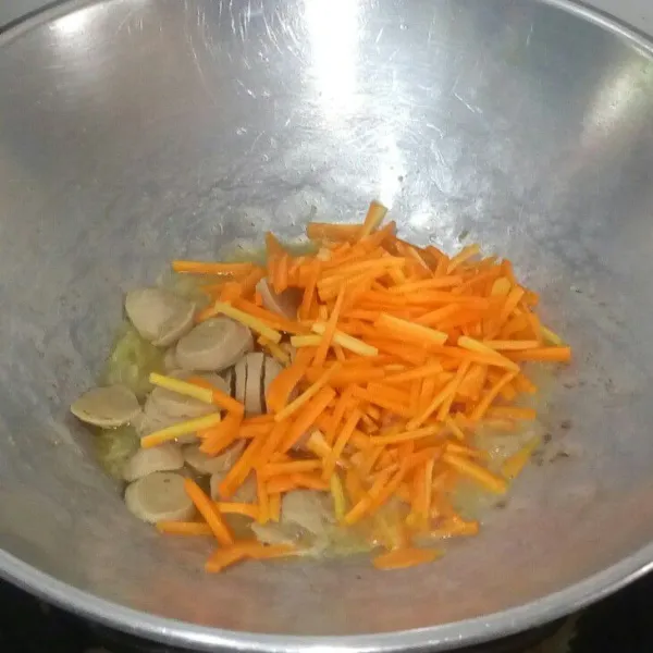 Masukan air, garam, gula dan kaldu jamur aduk rata lalu masukan wortel dan baksonya masak sampai wortel setengah matang