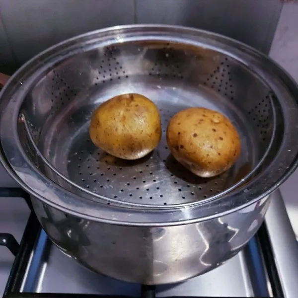 Kukus kentang sampai empuk, biarkan dingin.