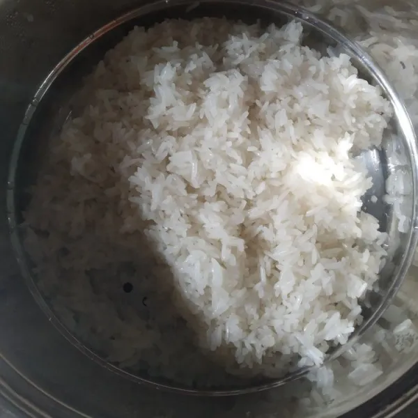 Rendam beras ketan selama 2 jam, tiriskan kemudian kukus hingga matang.