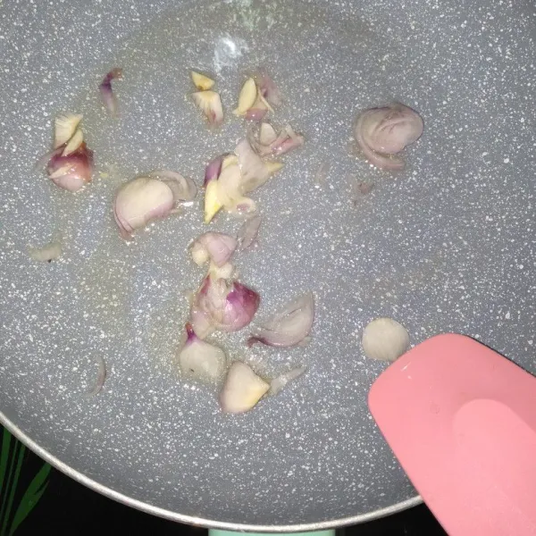 Tumis bawang merah putih dengan minyak secukupnya hingga harum.