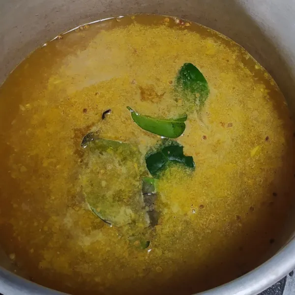 Masukkan bumbu uleg ke dalam panci. Tuangi air, tambahkan daun salam, daun jeruk dan kaldu bubuk. Aduk rata.