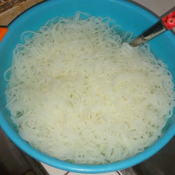 Rendam bihun dengan air mendidih sampai lemas beri 2 sdm minyak goreng