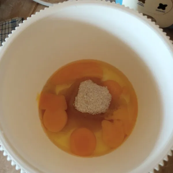 Mixer speed tinggi telur, gula dan tbm sampai mengembang berwarna putih pucat.