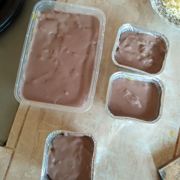 Tuangi dengan adonan milo.