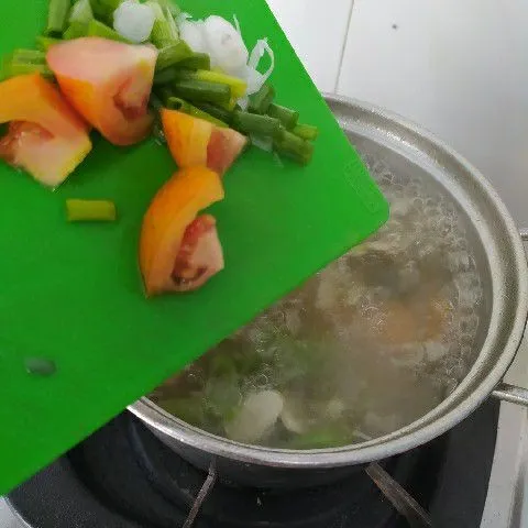 Tambahkan tomat dan irisan daun bawang. Masak sebentar, matikan kompor. Sajikan.
