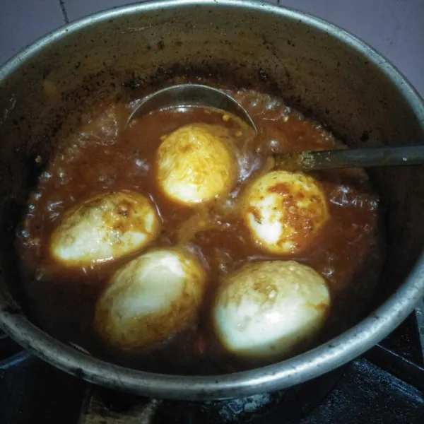 Masukan telur, masak hingga air menyusut. Balado telur siap disajikan.