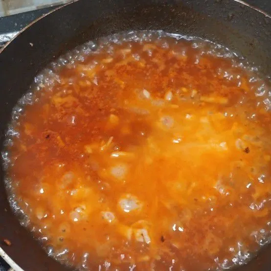 Terakhir tambahkan tepung maezena yang sudah dilarutkan dengan air, masak saus hinga meletup dan mengental.
