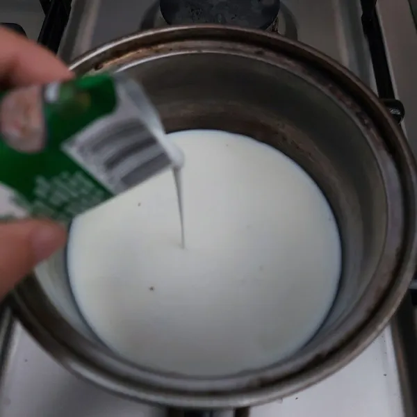 Buat Saus Putih :
Campur semua bahan saus, aduk rata dan koreksi rasa. Masak sampai mendidih. Saus siap digunakan.