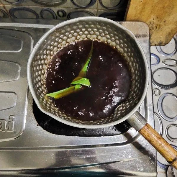 Siapkan gula merah beri daun pandan dan air secukupnya lalu panaskan dikompor hingga mendidih, sisihkan