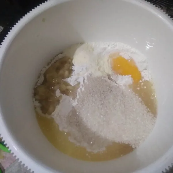 Campur tepung terigu, gula, telur, ragi, susu bubuk dan pisang lumat aduk rata.