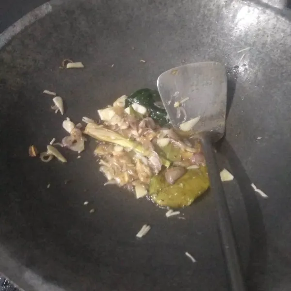 Panaskan minyak, tumis bawang merah, bawang putih, sereh, lengkuas, daun jeruk dan daun salam hingga harum