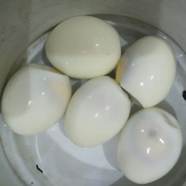 Cuci bersih telur, rebus sampai matang, kupas kulitnya, sisihkan.