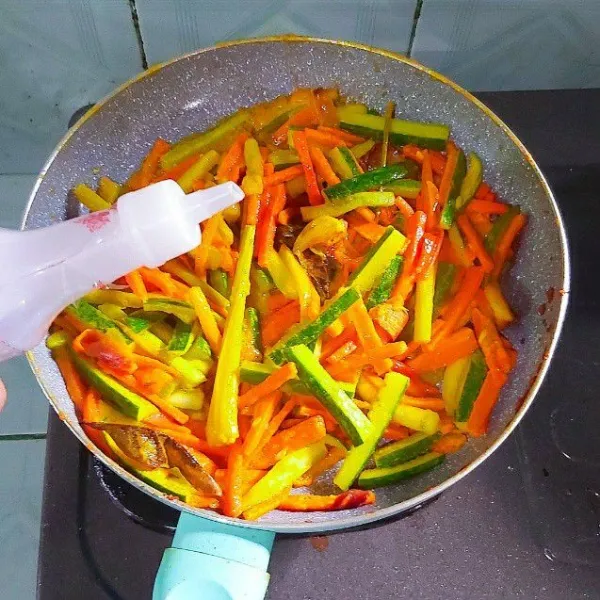 Bila wortel dan timun sudah matang dan empuk, tambahkan cuka/ perasan jeruk nipis sesuai selera. Aduk rata kemudian matikan api, siap disajikan!