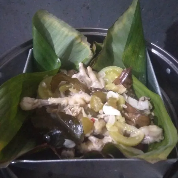 Masukan garang asem kedalam loyang yang sudah dialasi daun pisang, kukus selama 20 menit.