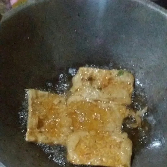 Goreng tempe hingga kecoklatan