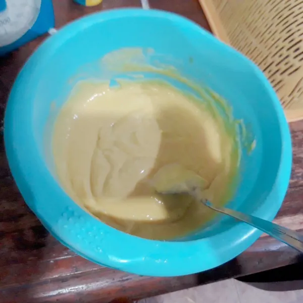Masukan kuning telur, aduk rata dengan spatula