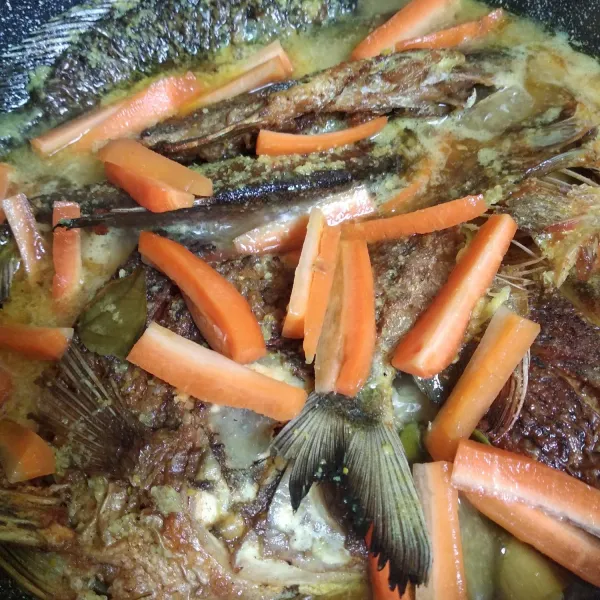 Masukkan wortel dan cabai rawit, masak sampai bumbu meresap.