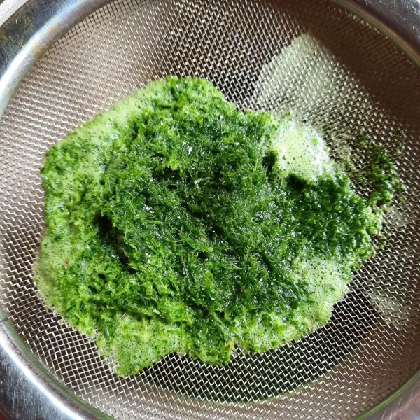 Blender daun pandan bersama 50 ml air (dari 100 ml air di resep). Saring.