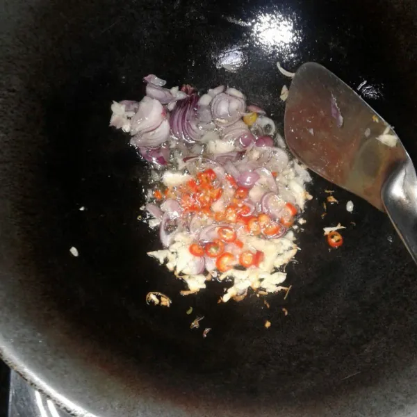 Siapkan minyak lalu tumis bawang merah, bawang putih, dan juga cabe sampai harum.