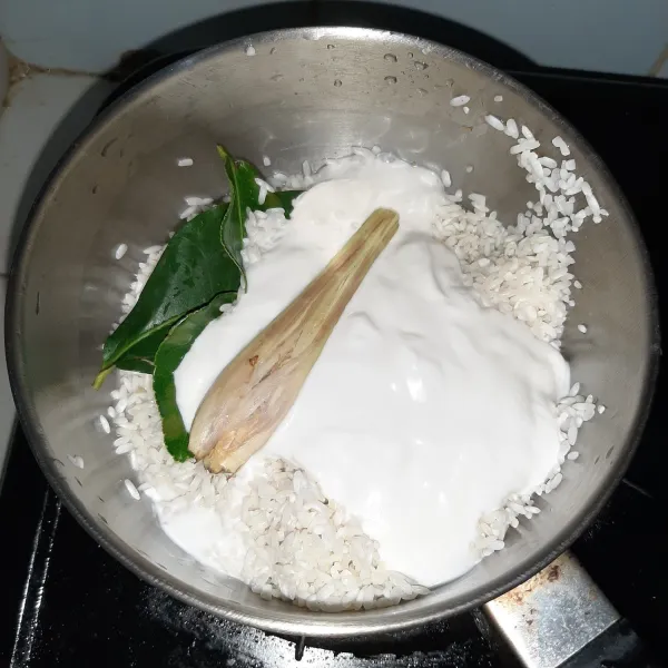 Campurkan beras ketan yang sudah ditiriskan, santan, serai dan garam. Aduk terus hingga santan meresap ke beras ketan. Pindahkan ke loyang kukusan.