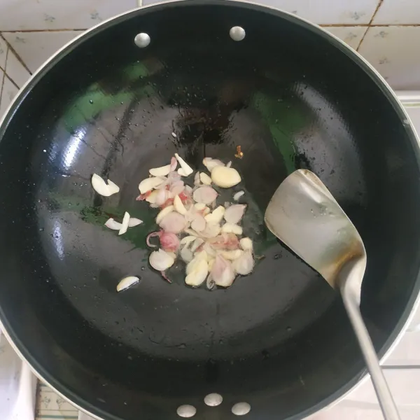 Panaskan wajan berisi minyak goreng secukupnya. Tumis bawang merah dan bawang putih hingga harum.