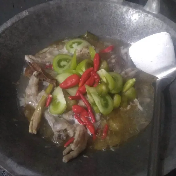 Tambahkan irisan tomat hijau, tomat merah, belimbing wuluh dan cabai rawit, aduk rata.