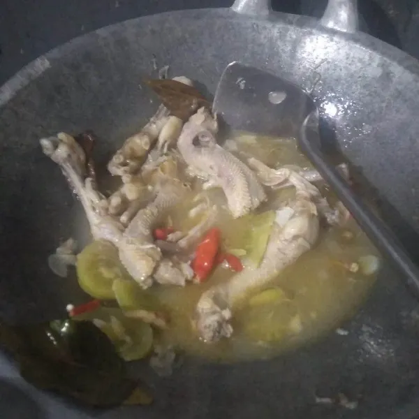 Masak hingga matang dan bumbu meresap lalu tes rasa.