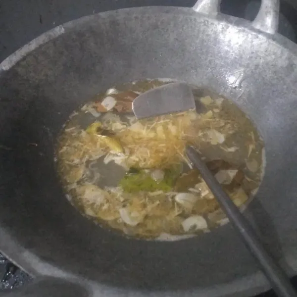 Tuang air, biarkan mendidih lalu bubuhi dengan garam dan kaldu bubuk. aduk rata.