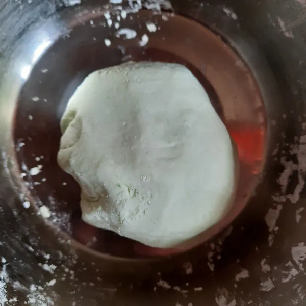 Siapkan tepung tapioka dalam wadah. Tuang air pandan mendidih sedikit-sedikit sambil diulen hingga kalis.