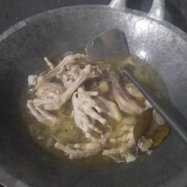 Masukkan ceker dan kepala ayam, masak hingga empuk.