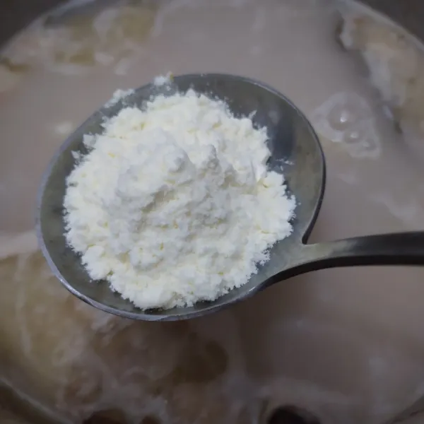 tambahkan susu bubuk dalam rebusan kuah, aduk sampai larut dan tercampur rata. masak 10 menit.