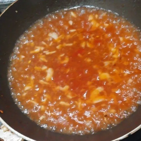 Tambahkan air dan saus tomat, bumbui dengan gula dan garam lalu aduk rata.