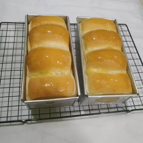 Angkat roti yang telah matang, keluarkan dari oven lalu olesi permukaannya dengan butter/margarin