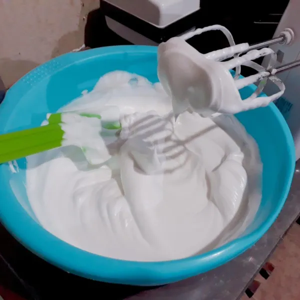 Mixer putih telur & air lemon hingga setengah kaku. Tambahkan gula sedikit-sedikit sambil di mixer hingga kaku