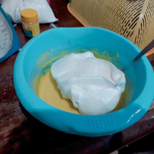 Masukan campuran putih telur ke dalam campuran terigu sedikit-sedikit, sambil diaduk balik hingga rata dengan spatula