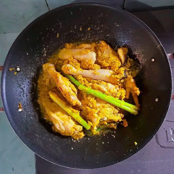 Masukkan potongan ayam, aduk sampai seluruh bagian ayam terbaluri bumbu.